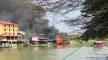 Dramatische Rettungsaktion: Touristen werden in Sicherheit gebracht, während ihr Ausflugsboot auf dem Chao Phraya Fluss in Flammen steht. Foto: Nation Tv
