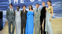 Robert Pattinson, Lupita Nyong'o, Tom Holland, Anne Hathaway, Matt Damon, Charlize Theron und Zendaya bei der Premiere von «Die Odyssee» in London. Foto: Scott A. Garfitt/Invision/ap/dpa