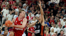 Basketball, Bundesliga, FC Bayern München - ratiopharm Ulm, Meisterschaftsrunde, Finale, Spiel 5, SAP Garden, Bayerns Justus Hollatz (l) und Ulms Ben Saraf in Aktion. Foto: Matthias Stickel/dpa