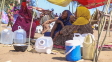 Sudanesen, die aus der Stadt Al-Faschir geflohen sind, nachdem sudanesische paramilitärische Kräfte Hunderte von Menschen in der westlichen Region Darfur getötet haben, unterhalten sich in ihrem Lager in Tawila. Foto: Muhnnad Adam/Ap/dpa