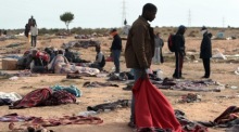 Migranten in einem tunesischen Lager nahe der libyschen Grenze. Archivbild: epa-efe/Jim Hollander
