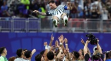 Lionel Messi wird nach Argentiniens Sieg gegen Ägypten im WM-Achtelfinale in Atlanta von seinen Mitspielern gefeiert Foto: epa/Cristobal Herrera-ulashkevich
