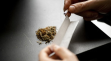 Ein Mann baut einen Joint. Forscher haben herausgefunden, dass Männer unter 30 Jahren am häufigsten infolge einer Cannabiskonsumstörung an Schizophrenie erkranken. Foto: Hannes P. Albert/dpa