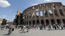 Touristen warten in einer Schlange, um das Kolosseum zu betreten. Foto: Riccardo De Luca/Ap/dpa