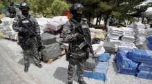 Beamte der ecuadorianischen Nationalpolizei bewachen Säcke mit Kokainblöcken. Archivfoto: epa/Santiago Fernandez