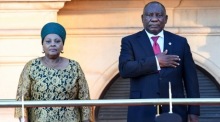 Südafrikas Präsident Cyril Ramaphosa (R) gestikuliert neben der Sprecherin der südafrikanischen Nationalversammlung Nosiviwe Mapisa-Nqakula (L). Foto: epa/Rodger Bosch