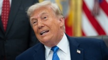 Donald Trump spricht im Oval Office des Weißen Hauses bei der Unterzeichnung des „Secure America Act“. Foto: epa/Aaron Schwartz/pool