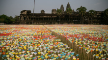 11.04.2023, Kambodscha, Siem Reap: Origami-Herzen werden im Komplex des archäologischen Parks von Angkor in der ausgestellt. Foto: Uncredited/Xinhua/dpa