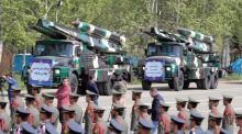 Iranische Mittelstreckenraketen "Nazeat" werden während der jährlichen Feier zum Tag der Armee auf einem Militärstützpunkt in Teheran ausgestellt. Foto: EPA-EFE/Abedin Taherkenareh