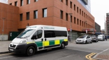 Ein Krankenwagen fährt vor dem Royal London Hospital in London vorbei. Foto: epa/Vickie Flores