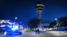 Polizei steht vor dem Tower des Münchner Flughafens. Am Flughafen München ist der Flugbetrieb teilweise eingestellt worden. Foto: Sven Hoppe/dpa
