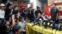 Jimmy Sham von der League of Social Democrats spricht zur Auflösung der Partei in Hongkong. Chan Po-ying nannte die Entscheidung schwer. Foto: epa/Bertha Wang