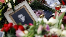 Nach dem Tod Navalnys: Blumenschmuck vor der russischen Botschaft in Berlin. Foto: epa/Hannibal Hanschke