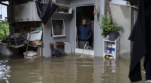 Der Mann betrachtet die Schäden an seinem Haus nach der Überschwemmung. Foto: epa/Daniel Marenco