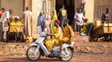 Zwei Männer fahren auf einem Motorrad durch eine Straße der Stadt Sokoto im Nordwesten Nigerias nahe der Grenze zu Niger im Alltag der Metropole. Foto: epa/Emmanuel Adegboye
