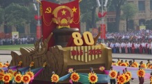 Menschen nehmen in Hanoi an einer Parade zum 80. Jahrestag der Unabhängigkeit Vietnams teil. Foto: epa/Athit Perawongmetha/pool