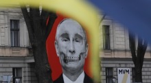 Das Anti-Putin-Banner ist vor dem Gebäude der russischen Botschaft zu sehen. Foto: epa/Toms Kalnins