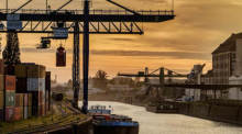 Im Frankfurter Osthafen werden von einem Binnenschiff Container entladen. Foto: Andreas Arnold/dpa