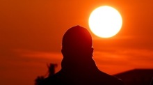 Mann beobachtet die untergehende Sonne in der Dresdner Innenstadt. Foto: epa/Filip Singer