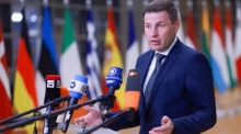 Der estnische Verteidigungsminister Hanno Pevkur spricht vor der Sitzung des Verteidigungssegments des Europäischen Rates für Auswärtige Angelegenheiten in Brüsse. Foto: EPA-EFE/Olivier Hoslet