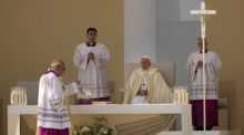 Papst Franziskus hat den Vorsitz einer Messe im Parque Tejo in Lissabon zum Abschluss des 37. Weltjugendtag. Foto: Francisco Seco/Ap/dpa