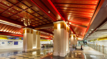 Blick in die MRT-Station Sanam Chai in Bangkok: Säulen mit goldenen Lotuskapitellen und verzierte Decken lassen den unterirdischen Bahnsteig wie einen Thronsaal wirken. Foto: Markus Mainka/Adobe Stock