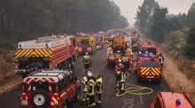 Dutzende Feuerwehrleute richteten ihre Ausrüstung an einer Versorgungslinie zwischen den Dörfern Lacanau und Saint-Hélène in der Region Bordeaux ein. Foto: epa/Astrid Lagougne
