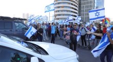 Demonstranten blockieren eine Straße während einer Demonstration gegen die von der Regierung geplante Justizreform in Tel Aviv. Foto: epa/Abir Sultan