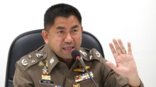 Gerne. Hier ist eine neutrale Bildunterschrift: Der ehemalige stellvertretende thailändische Polizeichef Pol. Gen. Surachate Hakparn erschien wegen Korruptionsvorwürfen vor dem Obersten Gericht. Archivbild: epa/Rungroj Yongrit