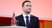 Grönlands Premier Jens-Frederik Nielsen nimmt an einer Konferenz in Paris teil. Bei Gesprächen mit Macron geht es um Souveränität und Arktis. Foto: EPA/Mohammed Badra