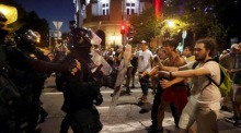Serbische Gendarmerie steht Demonstrierenden bei einem Anti-Regierungsprotest in Belgrad gegenüber. Foto: epa/Andrej Cukic