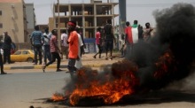 Bei einer Demonstration in Khartum brennt ein Reifen, während sudanesische Demonstranten Parolen skandieren. Foto: epa/Mohamed Hassan