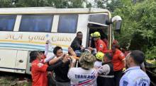 Rettungskräfte brachten Verletzte aus dem beschädigten Reisebus in Sicherheit. Bild: หมี กู้ภัยอุดมทรัพย์ อ.วังน้ำเขียว