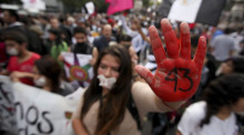 Eine junge Demonstrantin mit der Zahl «43» auf ihrer rot gefärbten Hand nimmt an einer Kundgebung nach der Entführung und mutmaßlichen Ermordung von 43 Studenten teil. Foto: Brian Torres