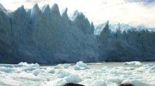 Gletscher Perito Moreno im Nationalpark Los Glaciares vor spektakulärer Eisabbruchphase, die regelmäßig tausende Besucher nach Argentinien lockt. Foto: epa/Stringer