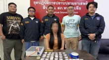 Die festgenommene Verdächtige „Tukky“ wurde gemeinsam mit den beschlagnahmten Drogen und Beweismitteln der Presse vorgestellt. Bild: TMN.TV
