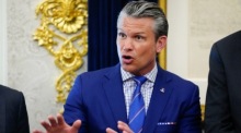 US-Verteidigungsminister Pete Hegseth verfolgt im Oval Office die Unterzeichnung zweier Dekrete zur Quantentechnologie. Foto: EPA/Bonnie Cash / Pool