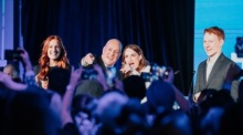 Christopher Luxon (2-L), gewählter Premierminister, und seine Frau Amanda (2-R), sowie die Kinder William (R) und Olivia (L) in Auckland. Foto: epa/Dom Thomas Australien Und Neuseeland Out