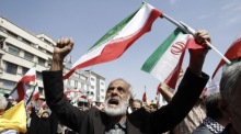 Iraner rufen Parolen und schwenken iranische Flaggen bei einer Anti-Israel-Demonstration in Teheran. Foto: epa/Abedin Taherkenareh