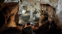 Blick in eine der großen Höhlenhallen mit beleuchtetem Steg und mächtigen Tropfsteinformationen. Bild: of National Parks, Wildlife and Plant Conservation (DNP)