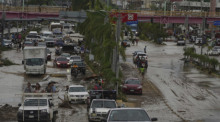 Autos überqueren eine überschwemmte Straße, nachdem Hurrikan Otis über Acapulco, Mexiko, hinweggefegt ist. Foto: Marco Ugarte/Ap/dpa