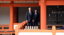 Die Gastgeber des G7-Gipfels in Hiroshima zeigen US-Präsident Joe Biden (L) und Japans Premierminister Fumio Kishida. Foto: epa/G7 Hiroshima-gipfel-gastgeber