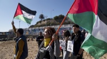 Demonstrierende in Valparaiso marschieren für Palästina und fordern einen sofortigen und dauerhaften Waffenstillstand. Foto: epa/Adriana Thomasa