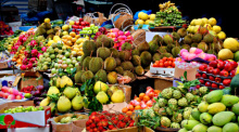 An Thailands Ostküste beginnt im Mai die Obstsaison. Dann sind die lokalen Märkte voll mit Tropenfrüchten. Foto: Tatiana Grozetskaya