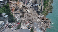 Rettungskräfte suchen nach einem Erdrutsch im Kreis Pengshui in der südwestchinesischen Millionenstadt Chongqing nach Verschütteten. Foto: Wang Quanchao/Xinhua/ap/dpa