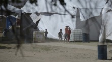 Die Migranten übernachten in einer neuen Unterkunft in der Nähe des Nationalen Migrationsinstituts (INM) in Ciudad Juarez. Foto: epa/Luis Torres