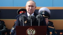 Russlands Präsident Wladimir Putin hält eine Rede während einer Militärparade am Tag des Sieges. Foto: epa/Mikhael Klimentyev