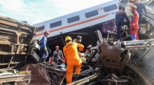 Das indonesische Rettungsamt (BASARNAS) zeigt Retter bei der Suche nach Opfern in den Trümmern der kollidierten Personenzüge in Bandung. Foto: epa/Basarnas