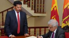 Das Bild der Medienabteilung des srilankischen Präsidenten zeigt den srilankischen Premierminister Ranil Wickremesinghe (R). Foto: epa/Medienabteilung Des Sri-lankischen Präsidenten