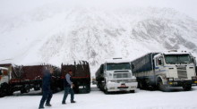 Gestrandete Lastwagen, die die Grenze zwischen Chile und Argentinien in den hohen südlichen Anden überqueren. Foto: epa/Carlos Alvear